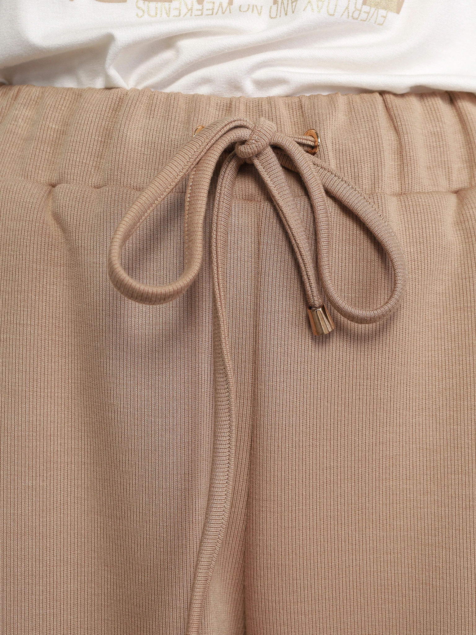 Брюки трикотажные бежевого цвета с эластичным поясом